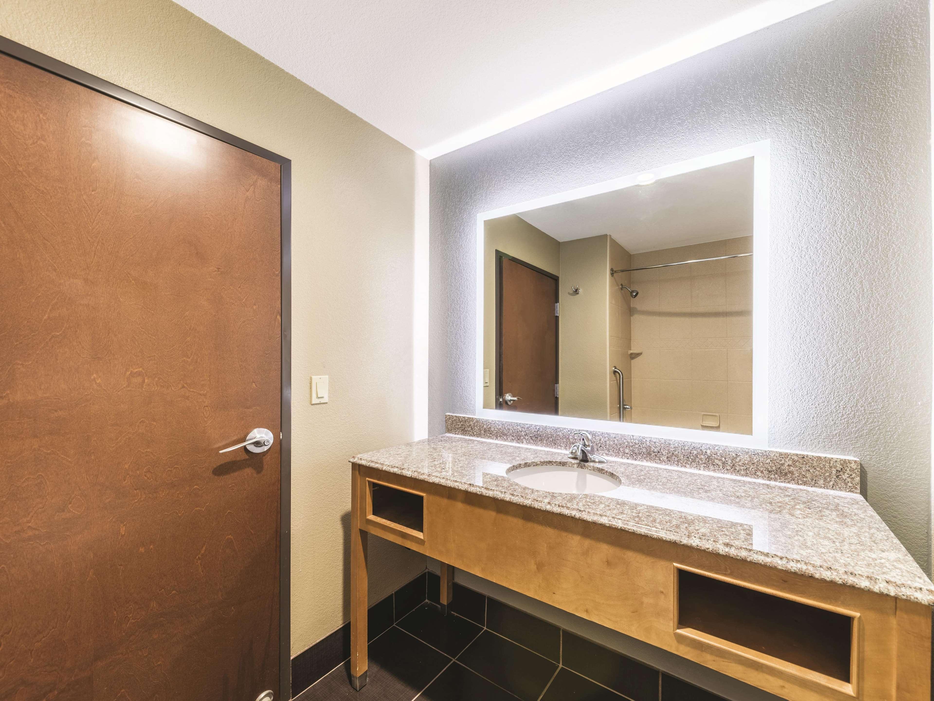 La Quinta By Wyndham Tulsa - Catoosa Hotel Exterior photo