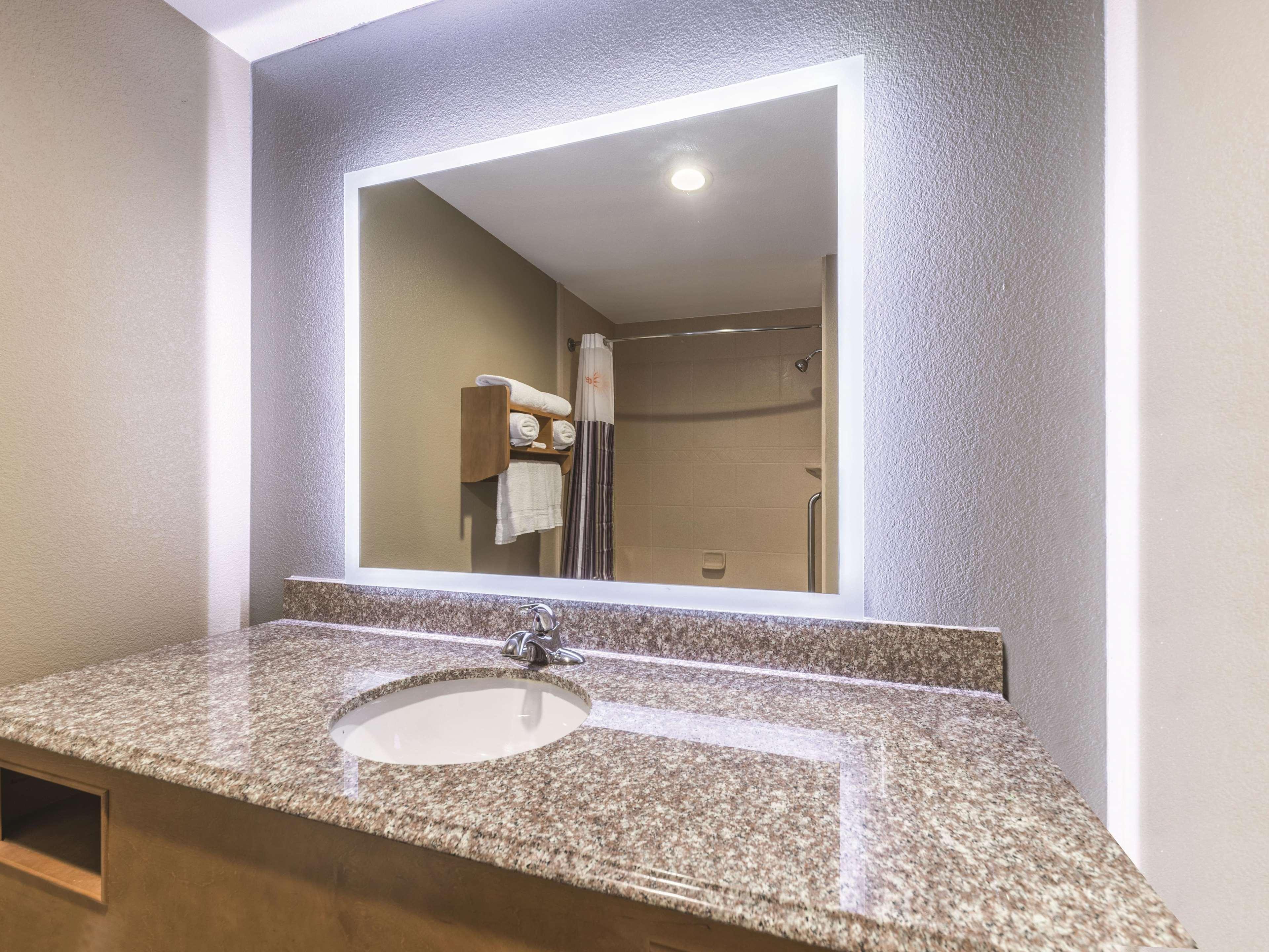 La Quinta By Wyndham Tulsa - Catoosa Hotel Exterior photo