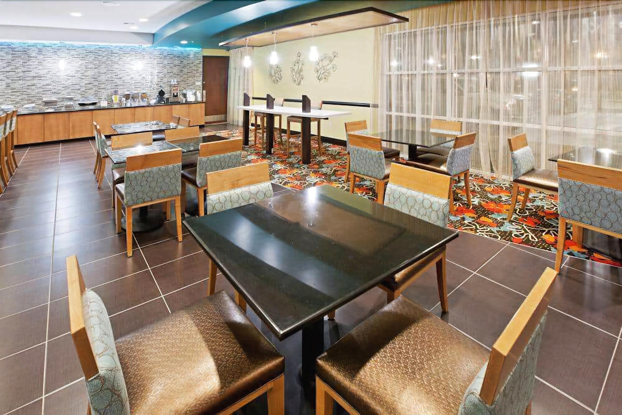 La Quinta By Wyndham Tulsa - Catoosa Hotel Exterior photo